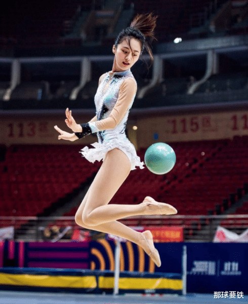 「傅声」31岁的“糖宝”再次走红， 体操舞姿让人心动， 网友： 这腿是真的吗？