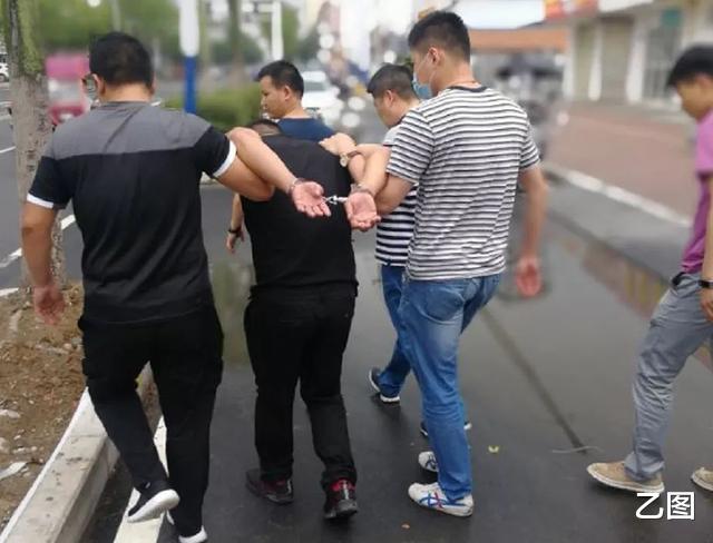 女孩@18岁妙龄女孩裸死出租房，警方追凶16年，终将凶手抓获