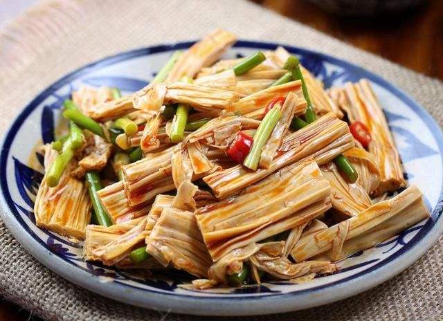 食材：腐竹这种做法，做法简单营养价值又很高，赶快学起来吧！