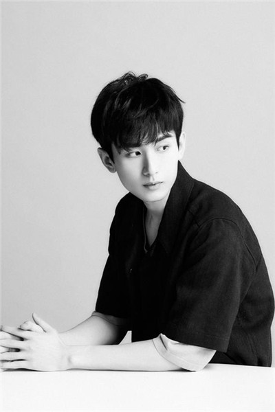 琉璃|《琉璃》全员拍黑白大片，成毅现代装帅气依旧，却没认出罗喉计都