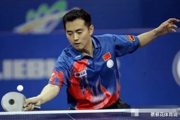 孔令辉|44岁孔令辉回归乒坛?穿短裤凉鞋和领导合影,网友:太不尊重人!