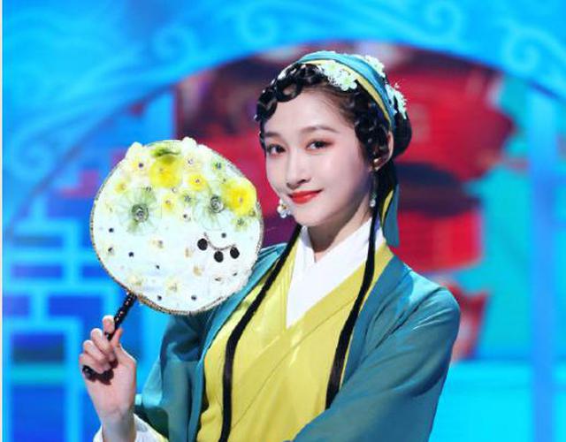 关晓彤：《王牌》没给关晓彤开滤镜？镜头怼到脸上，肤色瞬间黑了好几个度