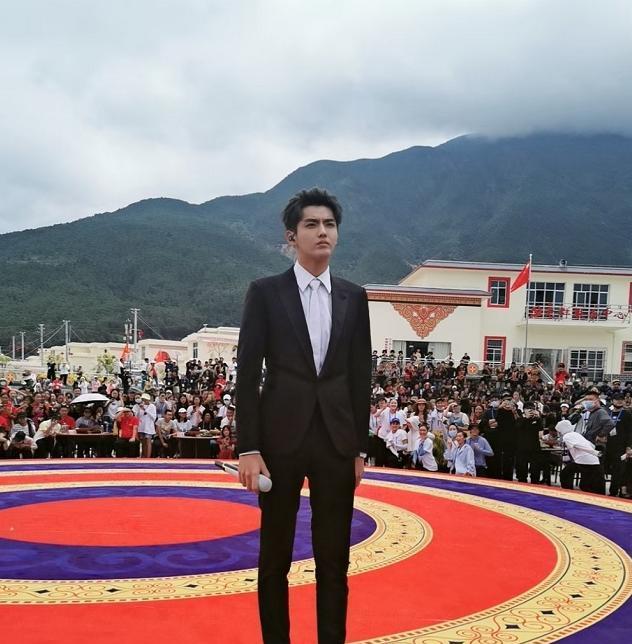 吴亦凡|吴亦凡被“央视卸妆镜”拍摄，农村不方便补妆，未P颜值惊艳全场