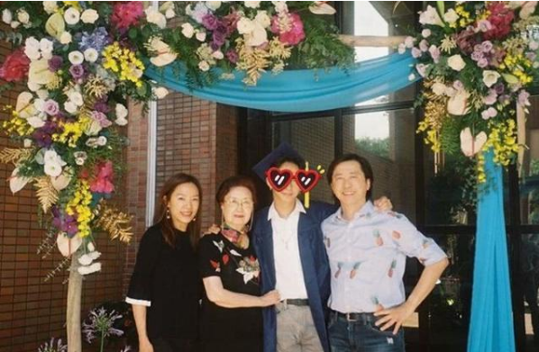 庾澄庆|庾澄庆小14岁娇妻近照，参加伊能静儿子毕业典礼，气质出众