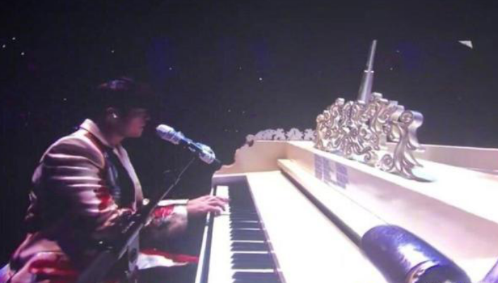 [周杰伦]周杰伦演唱会“打小抄”，钢琴上全是密密麻麻的词，遭网友无情揭穿