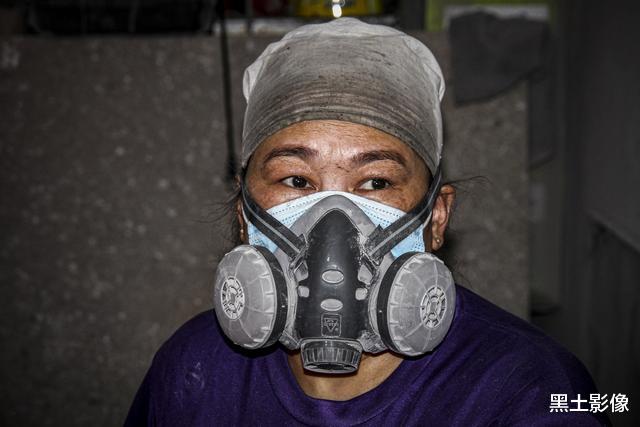 黑土影像|丈夫失联单亲妈妈依靠石板刻字为生，如今9岁儿子可能也保不住了