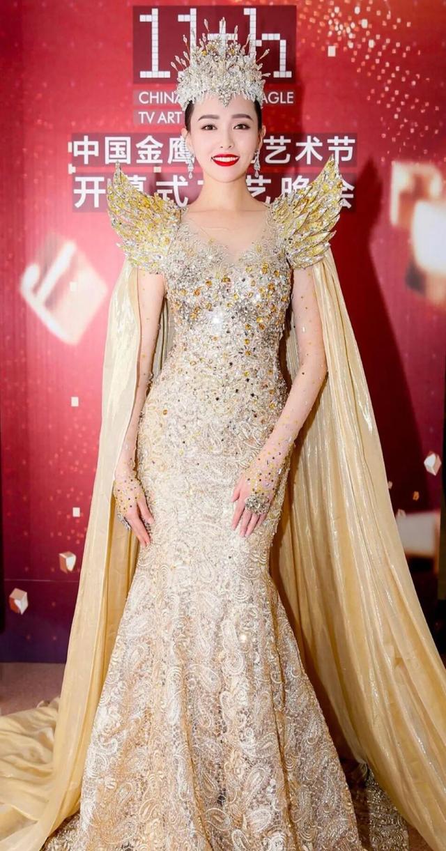 金鹰女神|宋茜金鹰女神造型邋遢惹吐槽，膀大腰圆堪称灾难，被嘲历届最丑