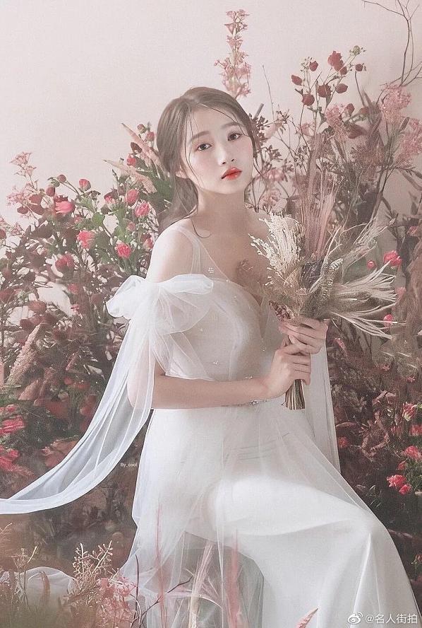 #杨紫#杨紫又尴尬了,抢关晓彤婚纱代言,却被扒出手替背替还抄袭韩国IU