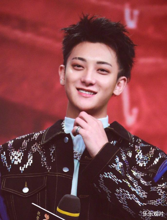 单依纯|黄子韬发IU的照片后秒删，疑似要公开恋情，还留言：这是一种爱