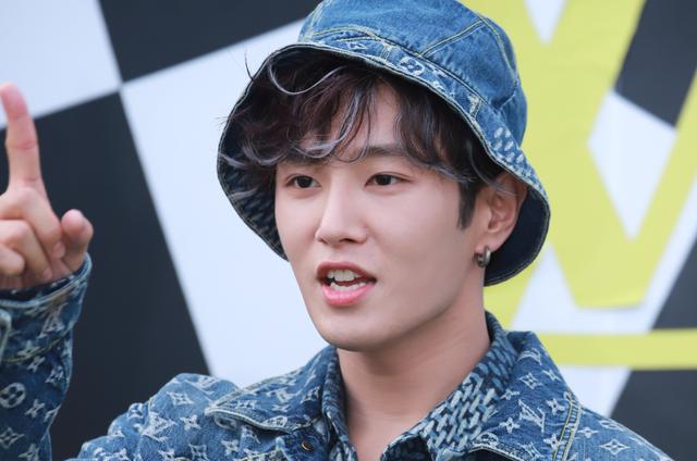 迪丽热巴|大牌看秀现场生图：热巴疲态尽显，虞书欣星味全无，欧阳娜娜脸肿