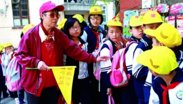 乜音韵安 驱逐孩子进校躲雨的保安被辞退,网友吵翻天,规矩和道德该咋选?