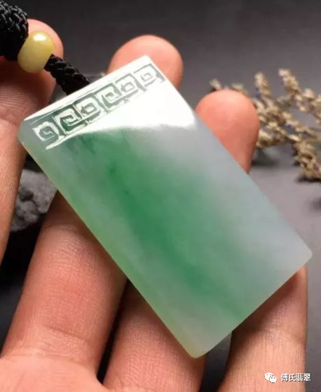 「」翡翠平安扣，翡翠无事牌，自古以来就是个好东西！