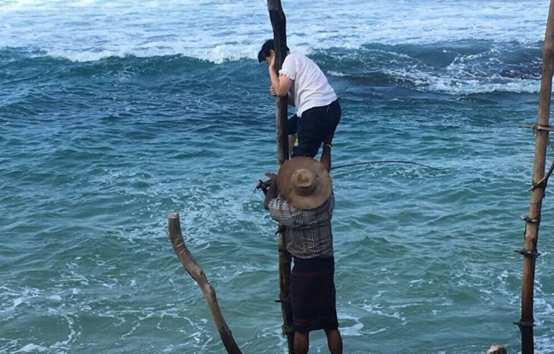 |斯里兰卡独特风俗,踩着高跷钓鱼,游客直言:被坑惨了!
