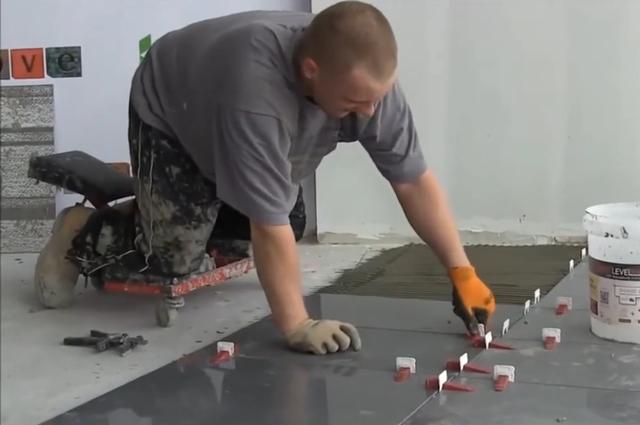 『』不得不佩服德国工人，同样是贴瓷砖，他们的5个细节严谨又人性化！