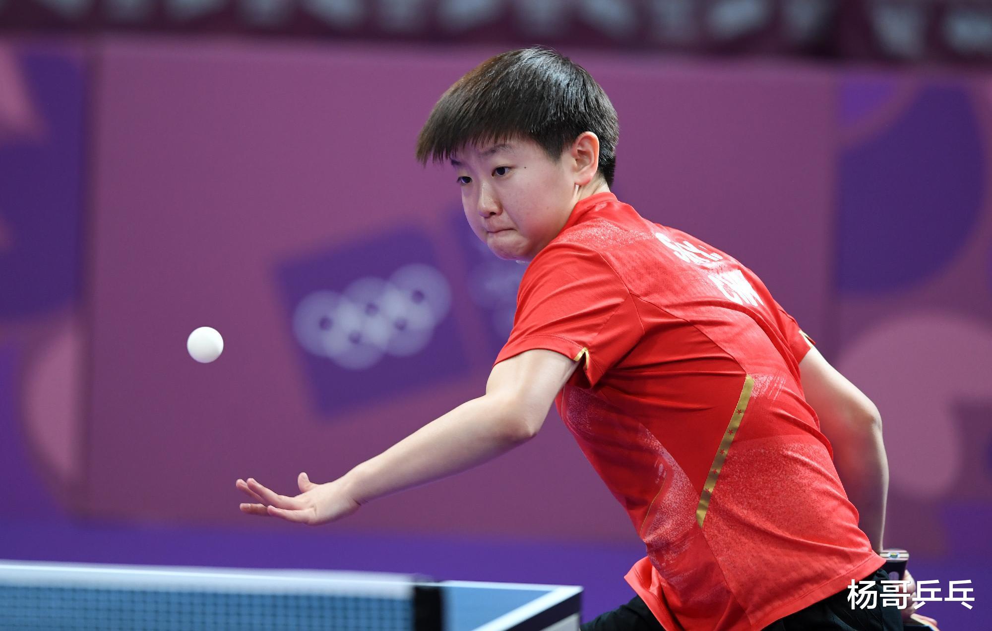 孙颖莎▲她第一次参加世界大赛就在决赛中担任第一单打，刘诗雯送她三个字