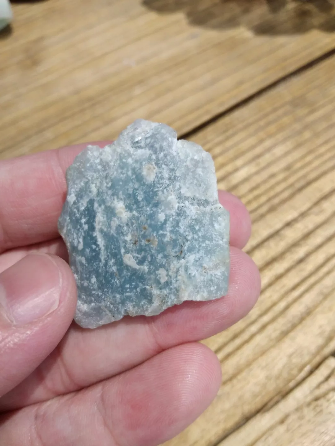翡翠：大叔按耐不住蠢蠢欲动的心入手的一块翡翠原石，竟切出“天空蓝”美如画！