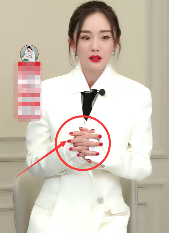 杨幂|杨幂终于对“大姨妈”美甲下手了,当她指尖向下,真怕把白衣服染毁了!