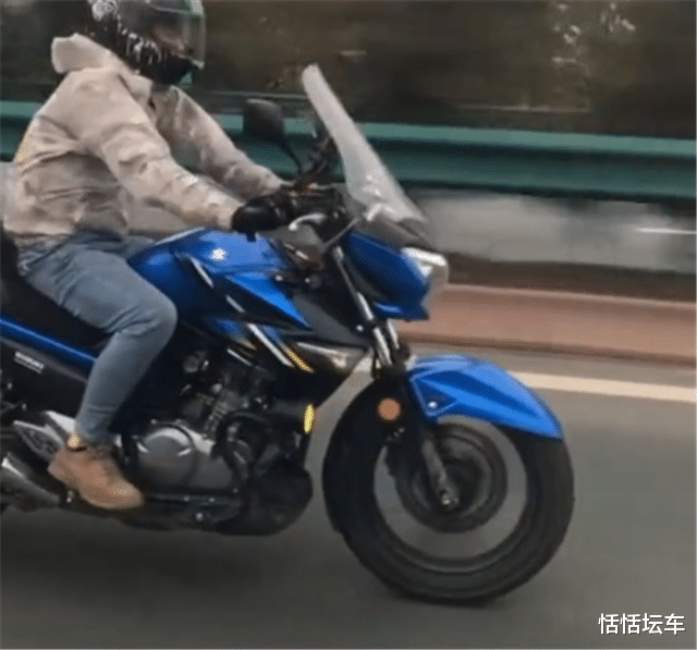 SUV■铃木GW250上高速,车主全程戴盔,车子上牌不载人很守规