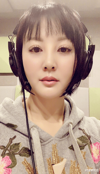 卫衣@陶红终于“扮嫩”成功了，剪空气刘海短发超减龄，配卫衣美成90后