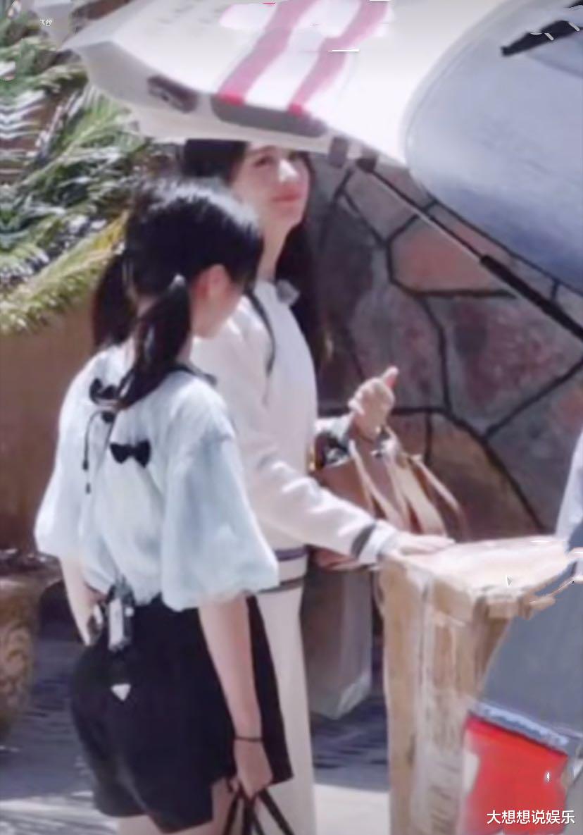 赵丽颖|赵丽颖录制《中餐厅》太接地气!和队友开心买菜,离开滤镜却暴露了真实皮肤