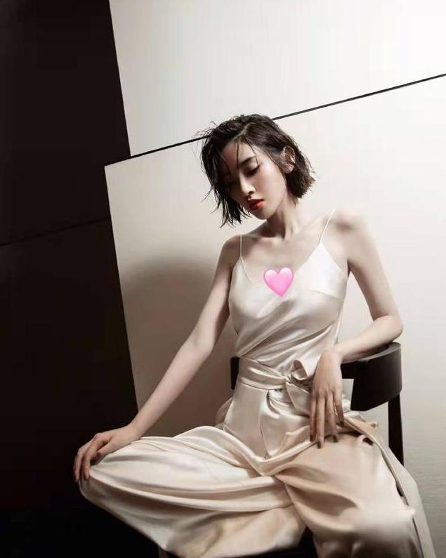 #唐艺昕#唐艺昕直播卸妆，当她冲去全脸泡沫，眼皮成为了网友关注的重点