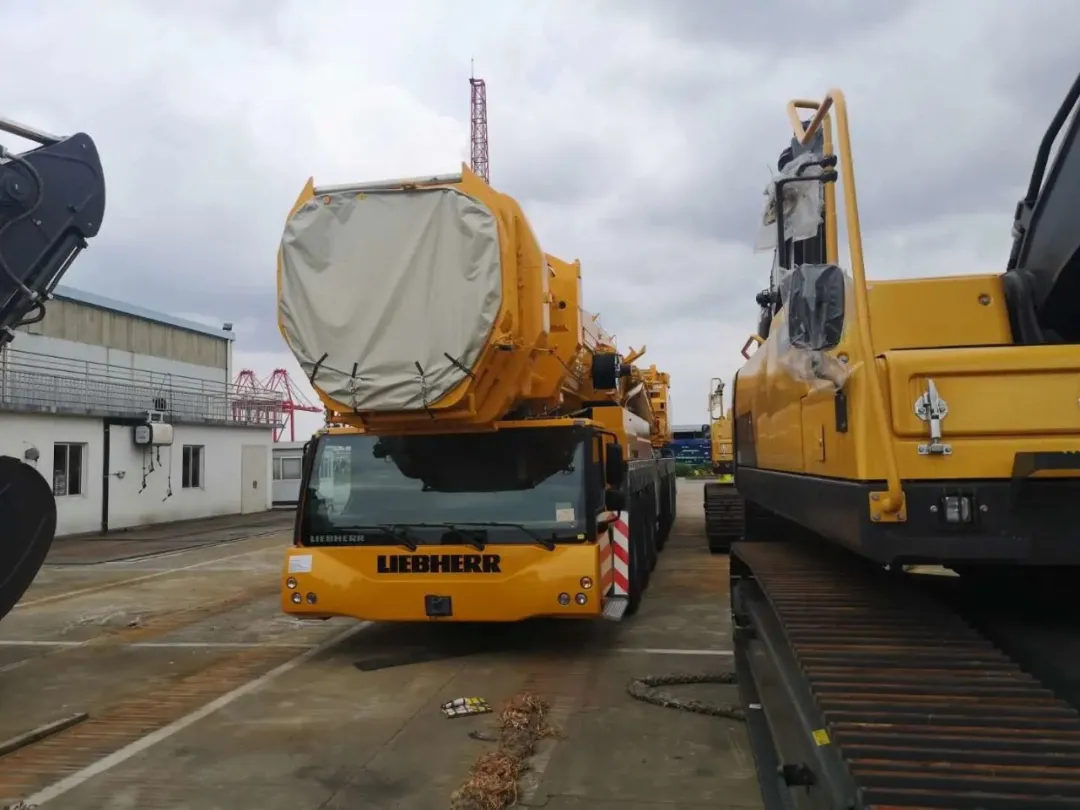 海尔|利勃海尔500吨吊车，到达上海外高桥港口