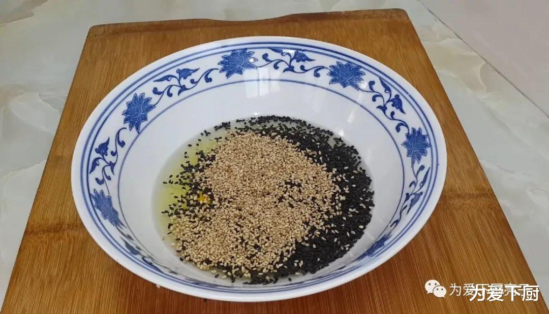 鸡蛋饼@芝麻鸡蛋这样做，撒1把葱花，比鸡蛋饼都好吃，出锅孩子抢着吃