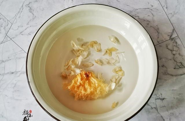 「枇杷」5月最该吃这水果，我家一买就是5斤，用来煲糖水，全家都爱喝