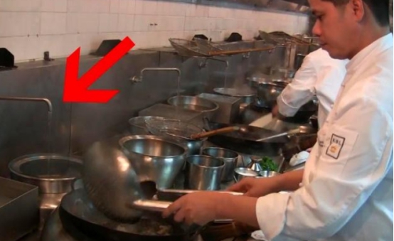 厨师|厨师为什么要将水龙头一直开着,这样不浪费水吗?看完涨知识了