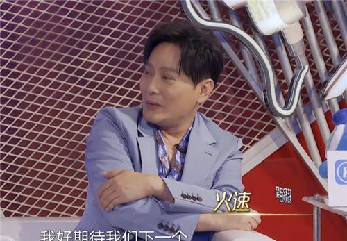 张信哲|张信哲的“大头鞋”火了，价格不超过800元，网友：太潮了！