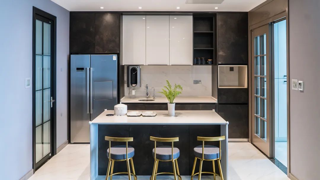 「」简洁装修，摆上轻奢的家居，稳重优雅的家，住出华丽品质生活！