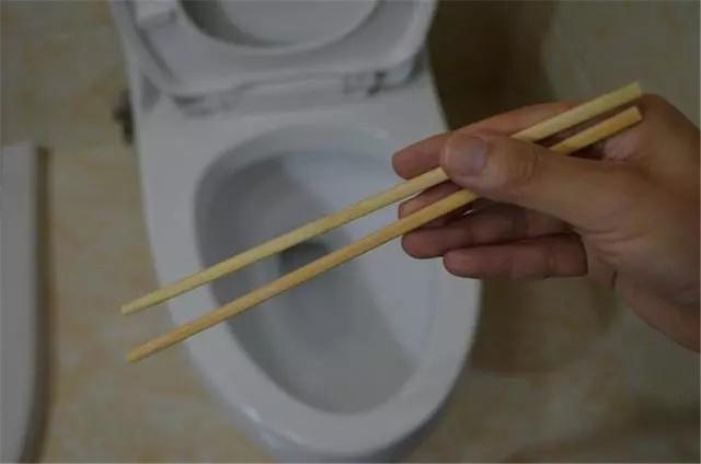 『』马桶堵了,用保鲜膜就搞定?手把手详细教程来啦