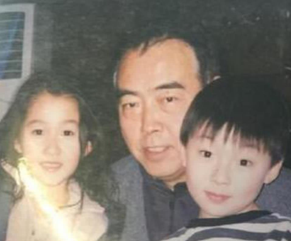 【关晓彤】关晓彤有5个 “青梅竹马”，其中3个都混成一线，唯独他被人遗忘！