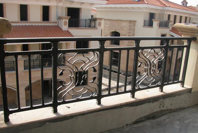 ▲新房阳台护栏到底能不能拆？这2点不达标，趁早拆了重装！安全