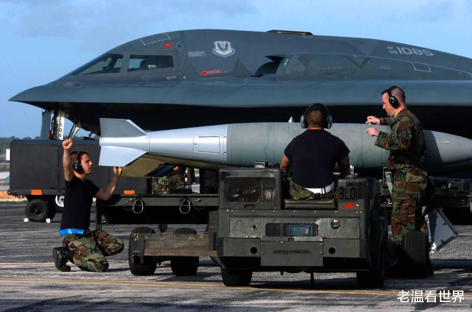 「b-2轰炸机」间谍卫星拍到铁证，全球头号隐轰藏不住了！美：领先B-2三十年