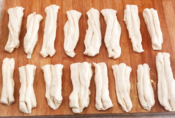 炸油条▲炸油条时，别再放鸡蛋和酵母了，牢记一点，个个蓬松酥脆，不油腻