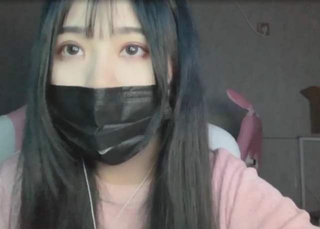 【现场直播】小团团露脸直播，网友怕会翻车，惊喜发现真人“颜值”太高！