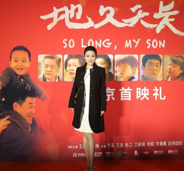 『礼服』颜丙燕一袭蓝色礼服好优雅，黑色礼服配少女马尾气质出众，哪有47