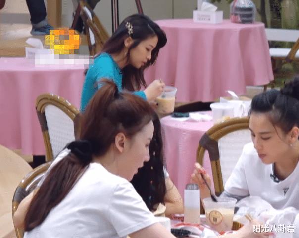 「姐姐」《乘风破浪》里最没存在感姐姐，独自一桌吃饭，连吴昕都不认识她