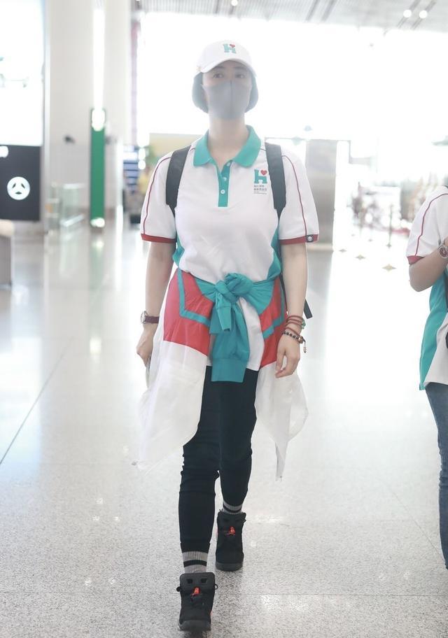 「蒋欣」36岁蒋欣好少女，“校服”配紧腿裤简约清爽，“装嫩”全靠发型撑