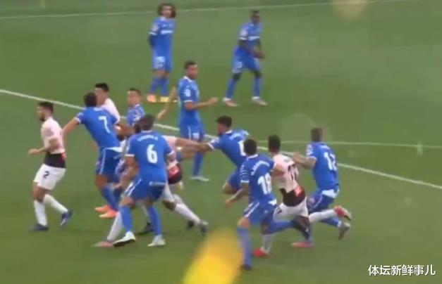 #武磊#火爆冲突！西班牙人0-0赫塔菲，武磊遭肘击+抱摔，谁注意裁判举动