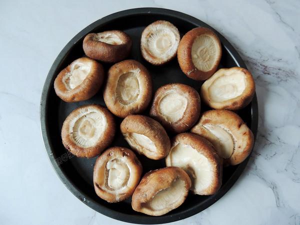 「香菇」夏天少吃猪肉多吃它，蛋白质含量高，简单一焖鲜香多汁，比肉有味