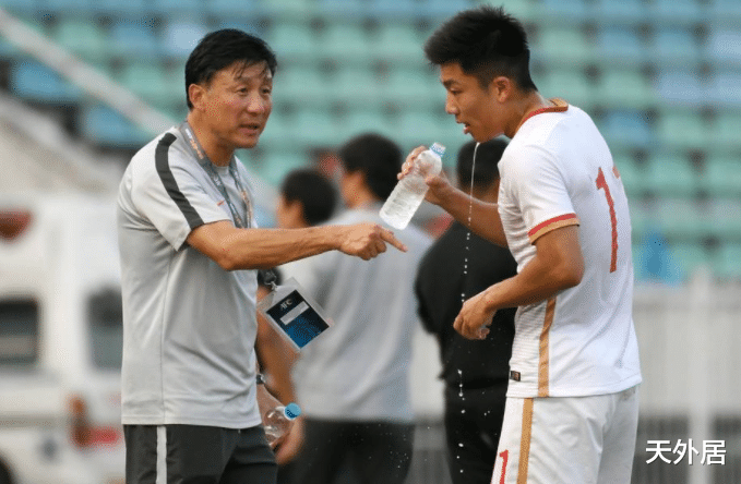 「足协」下午4点，足协一纸张官宣将00后天才踢出国足！本赛季提前报废