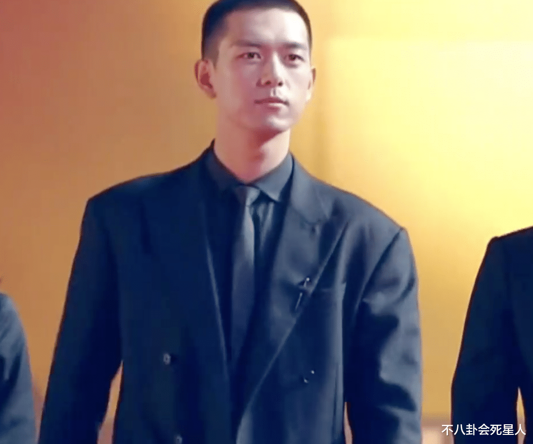 谢霆锋|金鸡奖男星造型搞笑:谢霆锋身材五五分,王大陆穿得像服务员