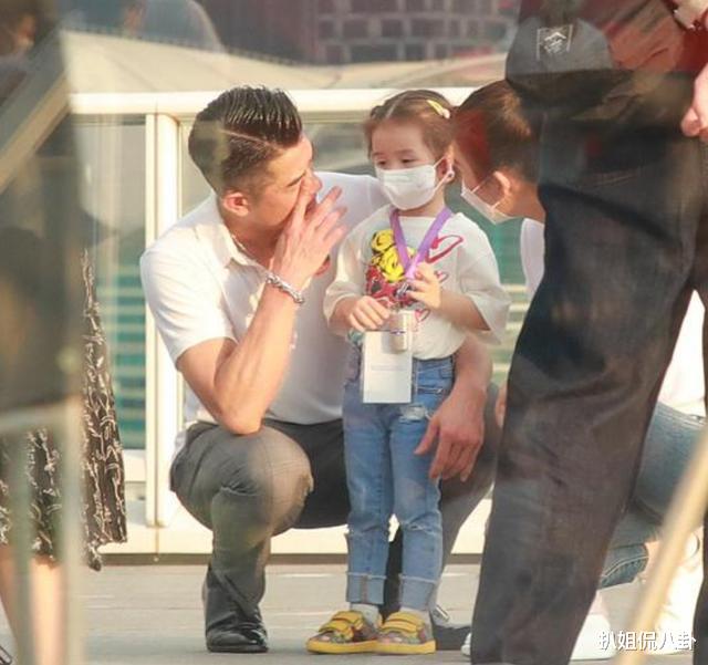 「郭富城」方媛穿百元平价鞋,却给女儿穿万元大牌,怪不得能俘获郭富城芳心