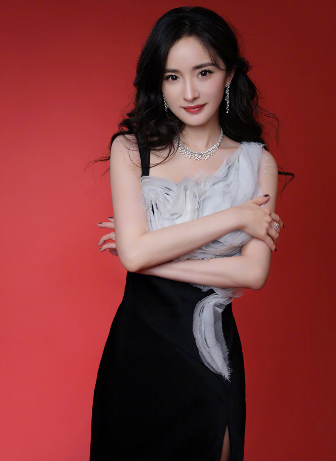 杨幂|求求杨幂别卖少女人设了！未修生图流出，一脸愁容就是老阿姨
