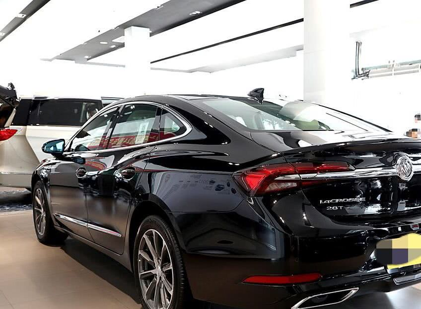 「奔驰E级」还看啥奥迪A6L，从23万跌到18万，车内静如图书馆，比奔驰E级还宽