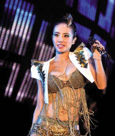 蔡依林|本以为蔡依林演唱会够大胆了，看到李玟后，才发现是小巫见大巫！