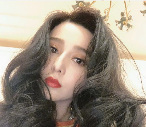 范冰冰|范冰冰又卖二手货!李晨的订婚礼物卖了一年,降价3万还卖不出去