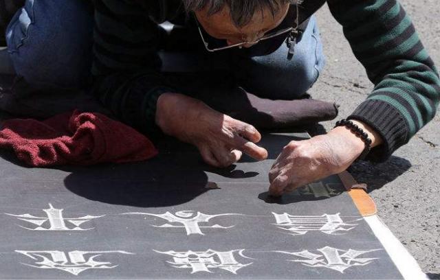 臆说古史|乞丐苦练书法10年，自创字体被收购，摇身一变成千万富豪